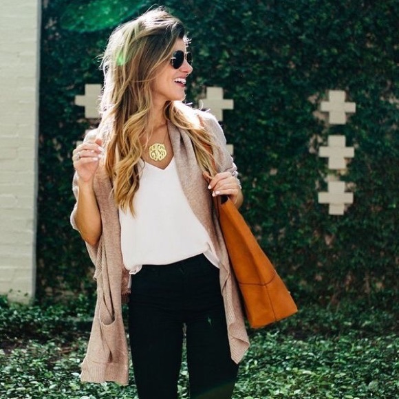 RESTOCKED ✨ white v neck tee shirt front pocket - Picture 7 of 7